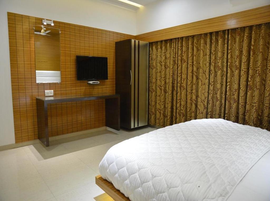 Hotel Corona Bharuch Habitación foto